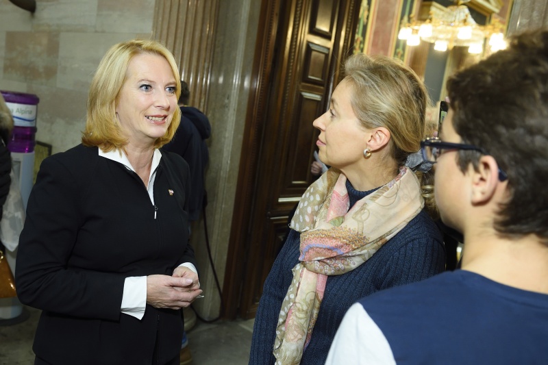 Nationalratspräsidentin Doris Bures (S) mit BesucherInnen