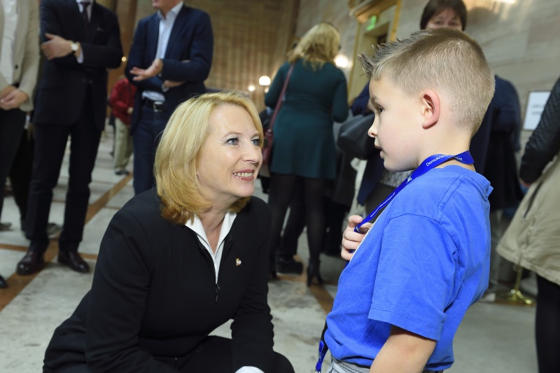 Nationalratspräsidentin Doris Bures (S) mit BesucherInnen