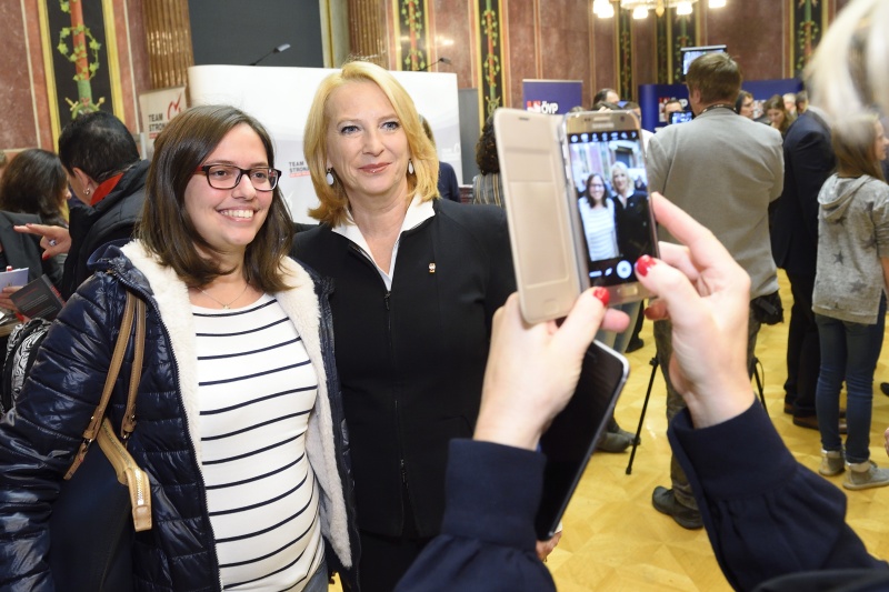 Nationalratspräsidentin Doris Bures (S) mit BesucherInnen