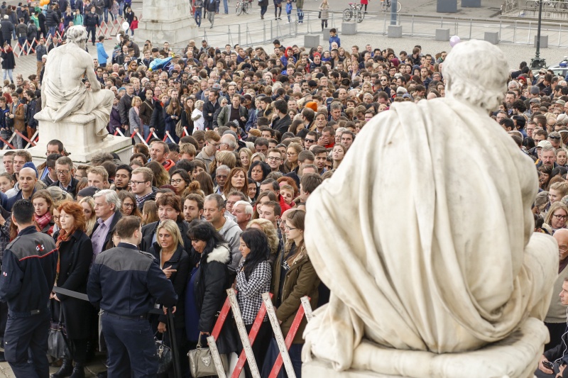 Warteschlagen vor dem Parlament