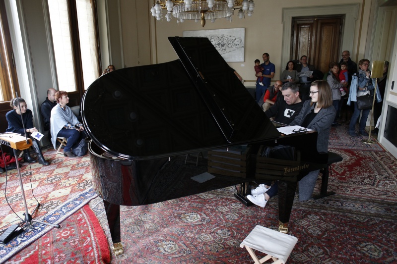 Künstlerische Darbietung zum Tag der offenen Türe: Ich oder wir