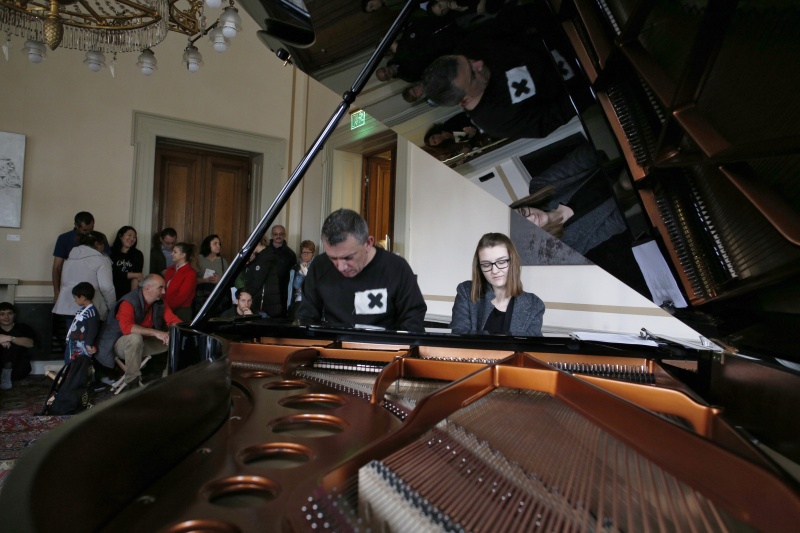 Künstlerische Darbietung zum Tag der offenen Türe: Ich oder wir