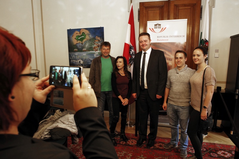 Bundesratspräsident Mario Lindner (S) begrüßt Gäste in seinen Amtsräumen