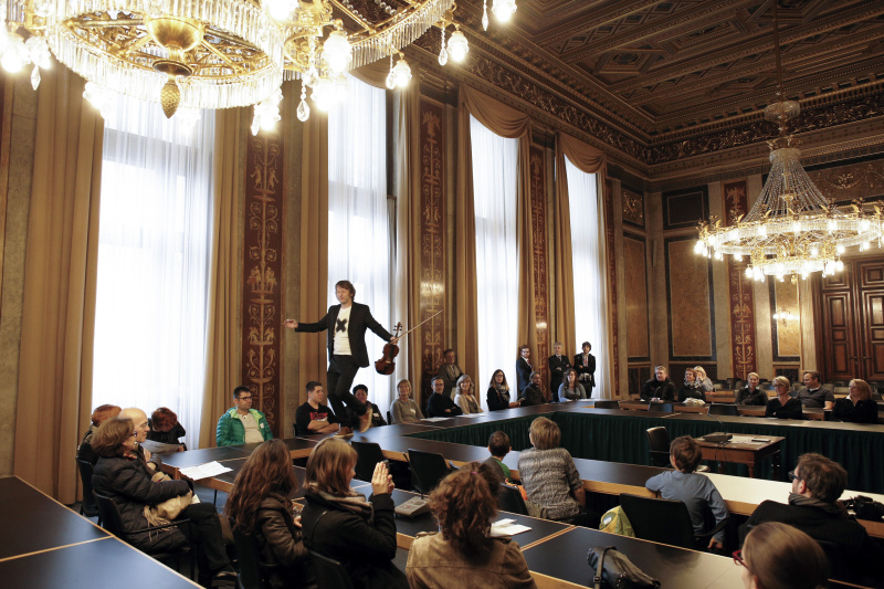 Künstlerische Darbietung zum Tag der offenen Türe: Tänzer - Klemens Lendl (Text) Die Strottern & Blech (Musik)