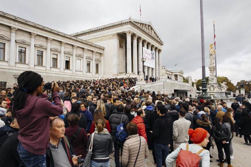 Warteschlange vor dem Parlamentgebäude
