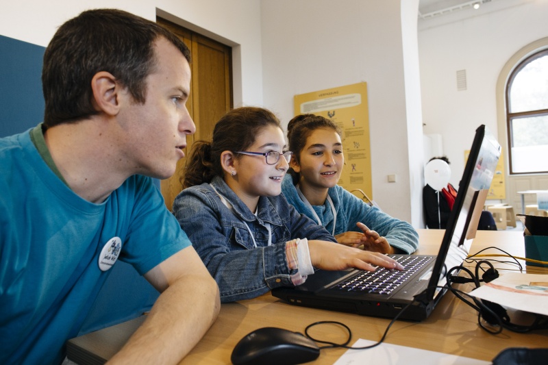 Für Kinder und Jugendliche gibt es heute in der Demokratiewerkstatt im Palais Epstein ein eigenes Angebot. Sie können bei einem Quiz oder einem Kurzworkshop mitmachen und dabei herausfinden, welche Aufgaben das Parlament hat.