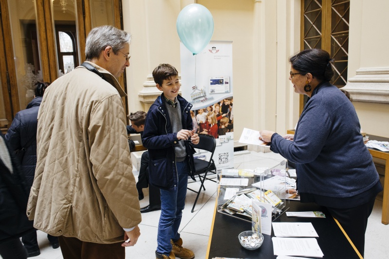 Für Kinder und Jugendliche gibt es heute in der Demokratiewerkstatt im Palais Epstein ein eigenes Angebot. Sie können bei einem Quiz oder einem Kurzworkshop mitmachen und dabei herausfinden, welche Aufgaben das Parlament hat.