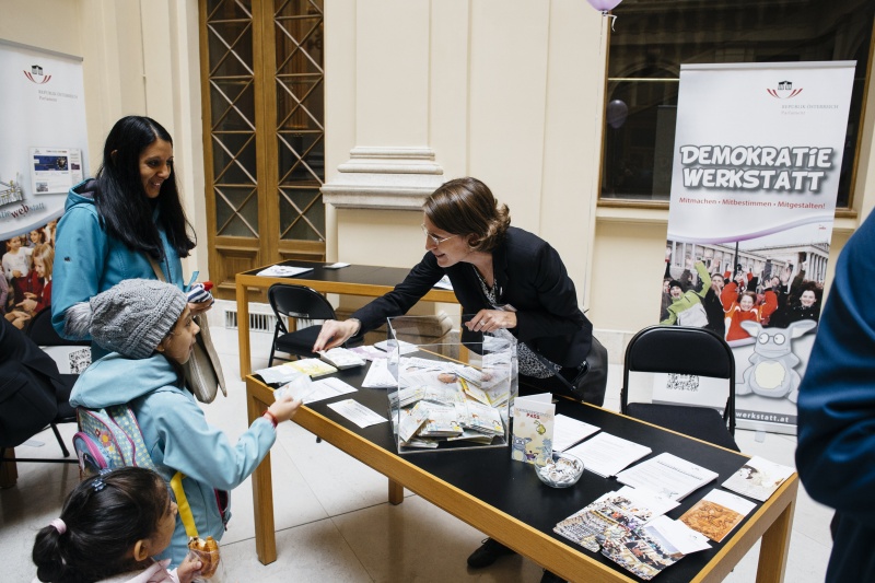 Für Kinder und Jugendliche gibt es heute in der Demokratiewerkstatt im Palais Epstein ein eigenes Angebot. Sie können bei einem Quiz oder einem Kurzworkshop mitmachen und dabei herausfinden, welche Aufgaben das Parlament hat.