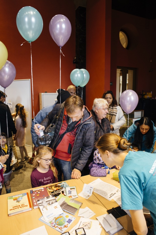 Für Kinder und Jugendliche gibt es heute in der Demokratiewerkstatt im Palais Epstein ein eigenes Angebot. Sie können bei einem Quiz oder einem Kurzworkshop mitmachen und dabei herausfinden, welche Aufgaben das Parlament hat.