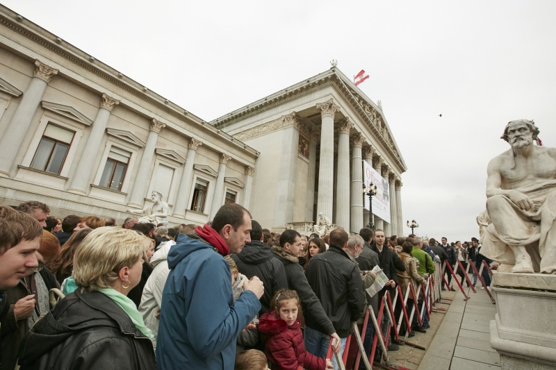 Warteschlange vor dem Parlamentgebäude