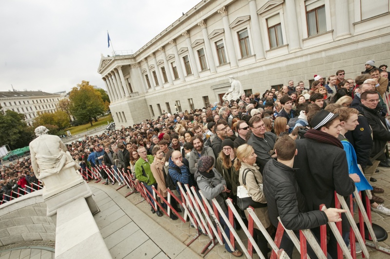 Warteschlange vor dem Parlamentgebäude