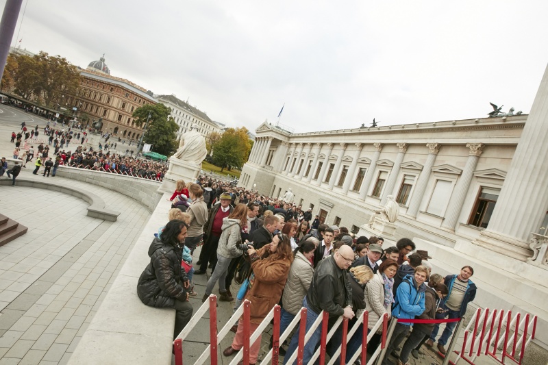 Warteschlange vor dem Parlamentgebäude