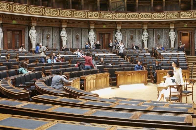 Die strenge Kammer der Phrasen mit Sona MacDonald und Katharina Stemberger