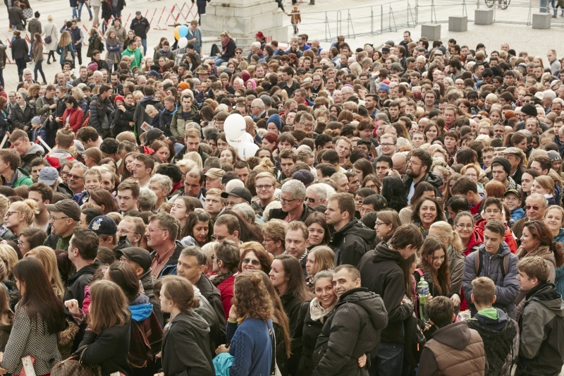 Warteschlange vor dem Parlamentsgebäude