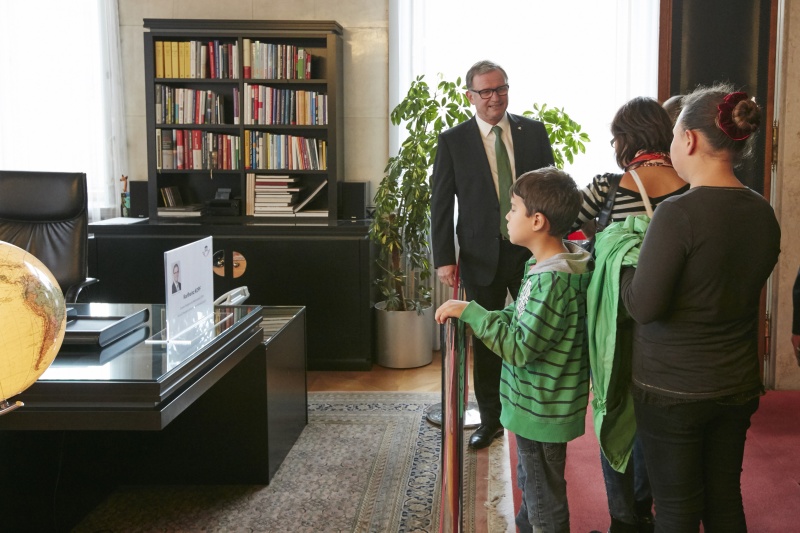 Zweiter Nationalratspräsident Karlheinz Kopf (V) begrüßt die Gäste