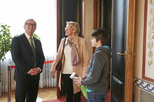 Zweiter Nationalratspräsident Karlheinz Kopf (V) begrüßt die Gäste