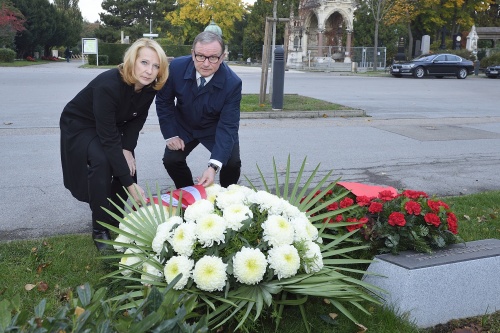 Von links: Nationalratspräsidentin Doris Bures (S) und der Zweite Nationalratspräsident Karlheinz Kopf (V) am Grab von Nationalratspräsidentin Barbara Prammer