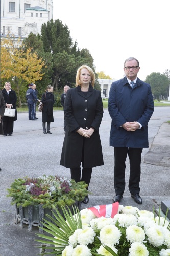 Von links: Nationalratspräsidentin Doris Bures (S) und der Zweite Nationalratspräsident Karlheinz Kopf (V) an den Gräbern der verstorbenen NationalratspräsidentInnen