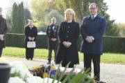 Von links: Nationalratspräsidentin Doris Bures (S) und der Zweite Nationalratspräsident Karlheinz Kopf (V) an Gräbern der verstorbenen NationalratspräsidentInnen