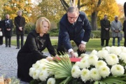 Von links: Nationalratspräsidentin Doris Bures (S) und der Zweite Nationalratspräsident Karlheinz Kopf (V) am Grabmal für die Opfer des zweiten Weltkrieges