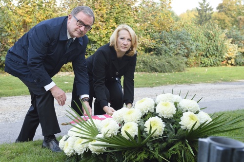 Von links: Zweiter Nationalratspräsident Karlheinz Kopf (V) und Nationalratspräsidentin Doris Bures (S) an den Gräbern der verstorbenen NationalratspräsidentInnen