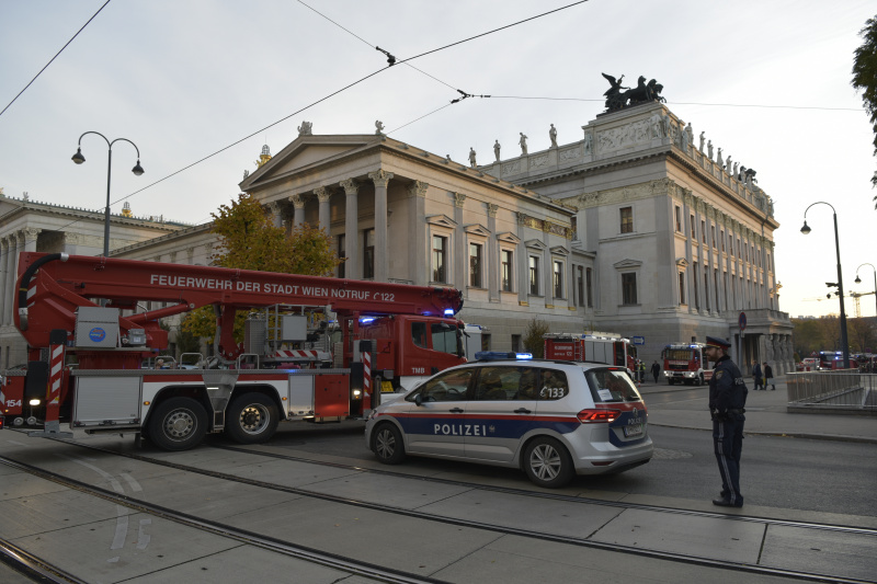 Einsatzkräfte vor dem Parlamentsgebäude