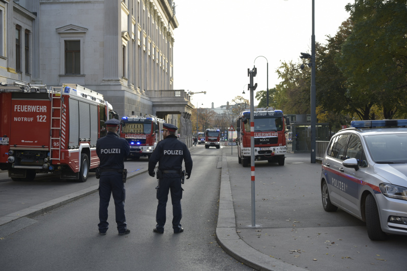 Einsatzkräfte vor dem Parlamentsgebäude