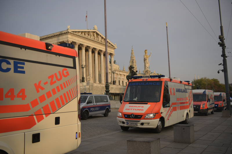 Einsatzkräfte vor dem Parlamentsgebäude