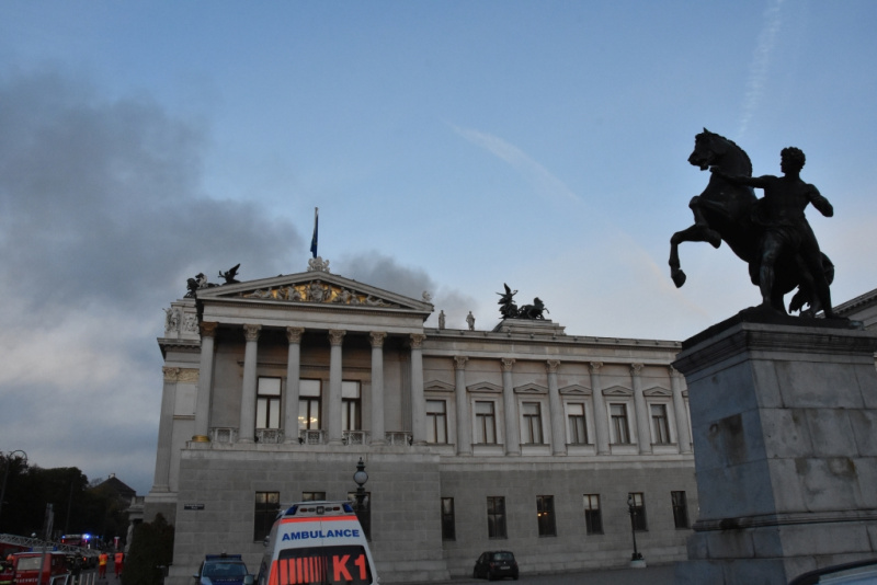 Rauchschwaden über dem Parlamentsgebäude