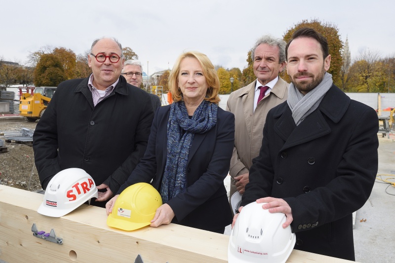 Von links: Herbert Vanzo, Direktionsleiter STRABAG, Nationalratspräsidentin Doris Bures (S), Theodor Klais, Vorstand der STRABAG AG Österreich, Christian Leitner und Geschäftsführer Lukas Lang Building Technologies GmbH