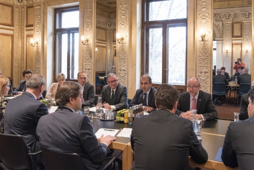 Aussprache: Österreichische Delegation unter dem Vorsitz des Zweiten Nationalratspräsidenten Karlheinz Kopf (V) (3. von rechts)