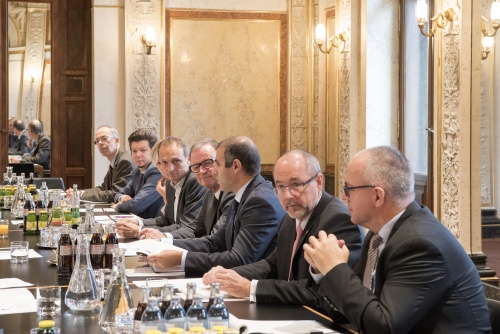 Aussprache: Österreichische Delegation unter dem Vorsitz des Zweiten Nationalratspräsidenten Karlheinz Kopf (V) (4. von rechts)