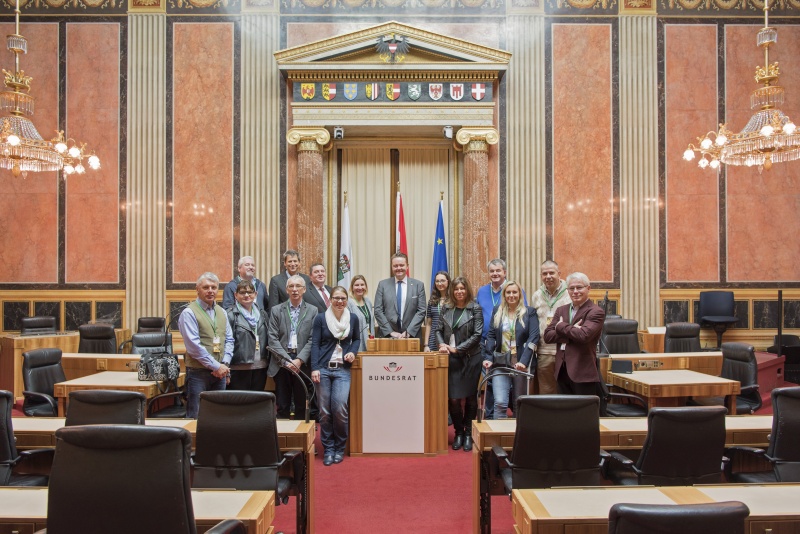 Gruppenfoto mit den Teilnehmern der Gewerkschaft Vida und Bundesratspräsidenten Mario Lindner (S) (MItte)
