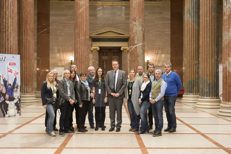 Gruppenfoto mit den Teilnehmern der Gewerkschaft Vida und Bundesratspräsidenten Mario Lindner (S) (MItte)