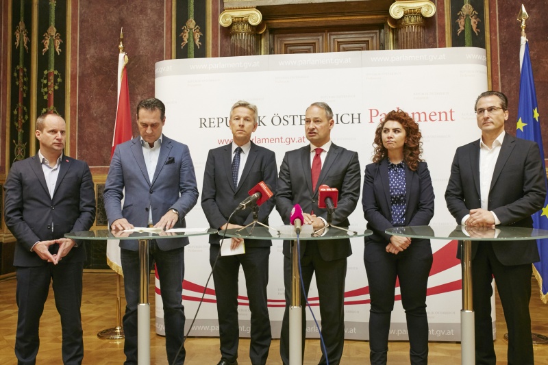 Von links: Klubobmann Matthias Strolz (N), Klubobmann Heinz Christian Strache (F), Klubobmann Reinhold Lopatka (V), Klubvorsitzender Andreas Schieder (S), Nationalratsabgeordnete Aygül Berivan Aslan (G) und Kubobmann Robert Lugar (T) am Podium