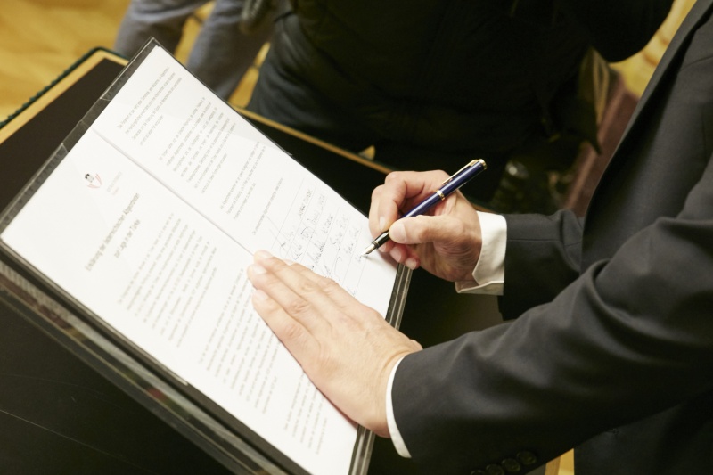 Erklärung wird von den Parteivorsitzenden unterschrieben