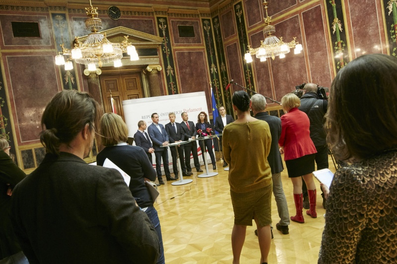 Pressekonferenz mit Journalisten, von links: Klubobmann Matthias Strolz (N), Klubobmann Heinz Christian Strache (F), Klubobmann Reinhold Lopatka (V), Klubvorsitzender Andreas Schieder (S), Nationalratsabgeordnete Berivan Alsan (G) und Kubobmann Robert Lugar (T)