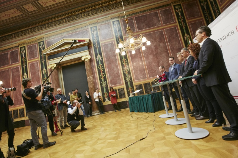 Pressekonferenz mit Journalisten, von links: Klubobmann Matthias Strolz (N), Klubobmann Heinz Christian Strache (F), Klubobmann Reinhold Lopatka (V), Klubvorsitzender Andreas Schieder (S), Nationalratsabgeordnete Berivan Alsan (G) und Kubobmann Robert Lugar (T)