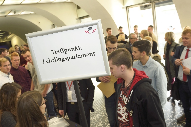 Lehrlinge aus sieben Bundesländern treffen im Parlament ein