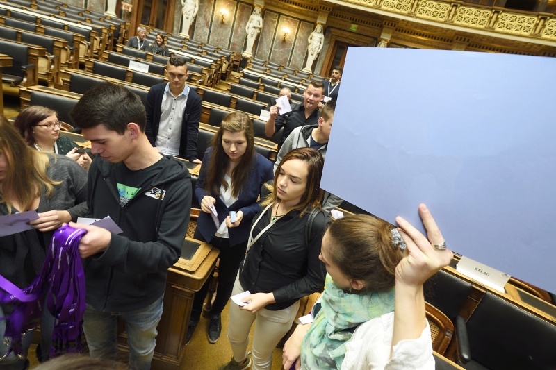 Lehrlinge aus sieben Bundesländern im Parlament bei der Klubfindung