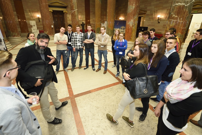 Führung für die Lehrlinge durch das Parlamentsgebäude - Säuldenhalle