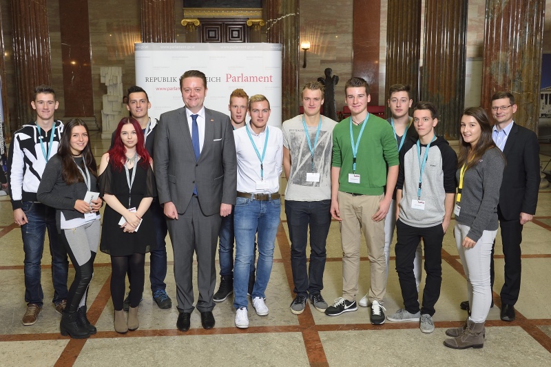 Gruppenfoto der Lehrlinge der Fa. KELAG gemeinsam mit Bundesratspräsident Mario Lindner (S)