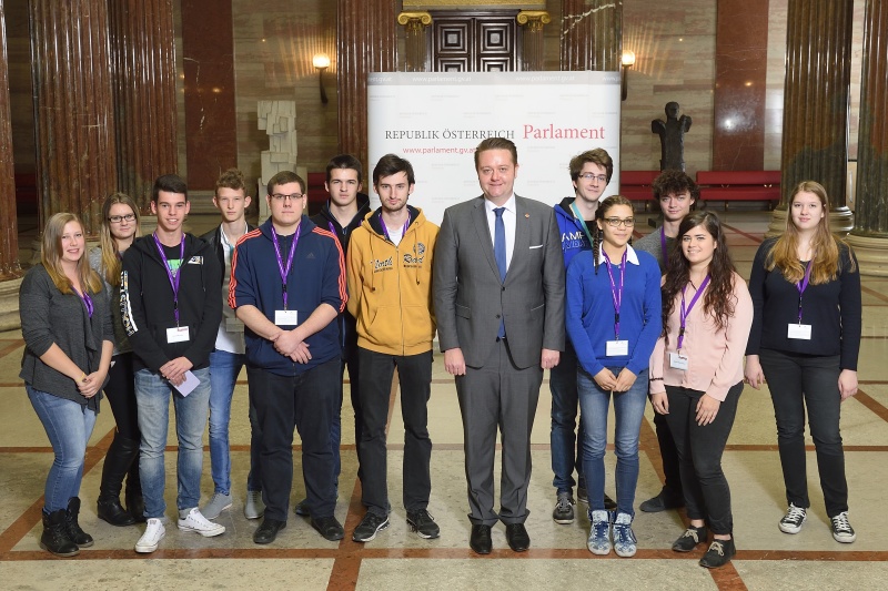 Gruppenfoto der Lehrlinge der Fa. Kapsch gemeinsam mit Bundesratspräsident Mario Lindner (S)