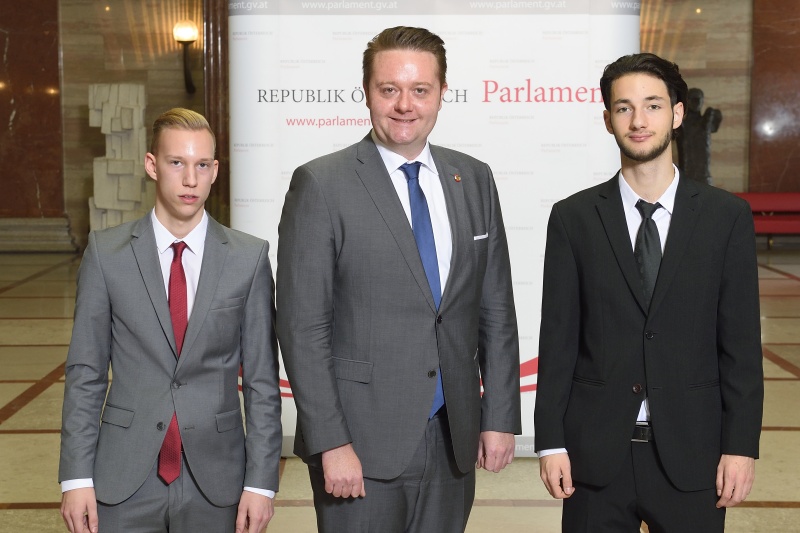 Gruppenfoto der Lehrlinge der Fa. Mediamarkt/Saturn gemeinsam mit Bundesratspräsident Mario Lindner (S)