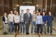 Gruppenfoto der Lehrlinge der Fa. Porsche gemeinsam mit Bundesratspräsident Mario Lindner (S)