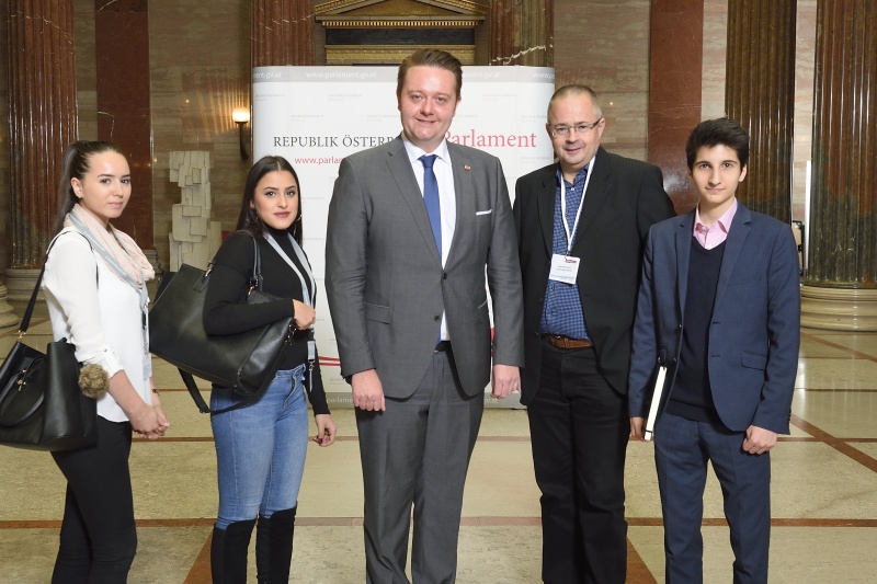 Gruppenfoto der Lehrlinge der Wiener Volkshochschulen gemeinsam mit Bundesratspräsident Mario Lindner (S)