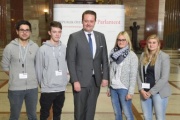 Gruppenfoto der Lehrlinge der Fa. Andritz gemeinsam mit Bundesratspräsident Mario Lindner (S)