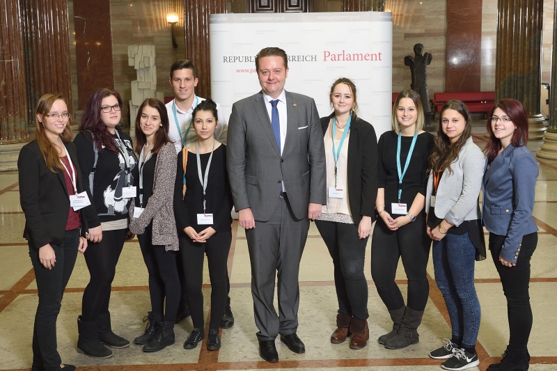 Gruppenfoto der Lehrlinge der Fa. Kika/Leiner gemeinsam mit Bundesratspräsident Mario Lindner (S)