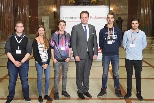 Gruppenfoto der Lehrlinge der Fa. RWA-Lagerhaus gemeinsam mit Bundesratspräsident Mario Lindner (S)