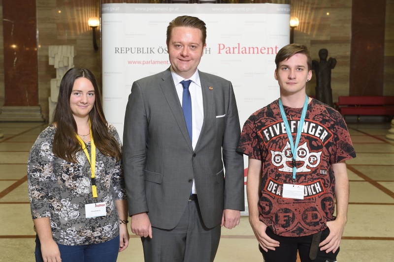 Gruppenfoto der Lehrlinge der Universität Wien gemeinsam mit Bundesratspräsident Mario Lindner (S)